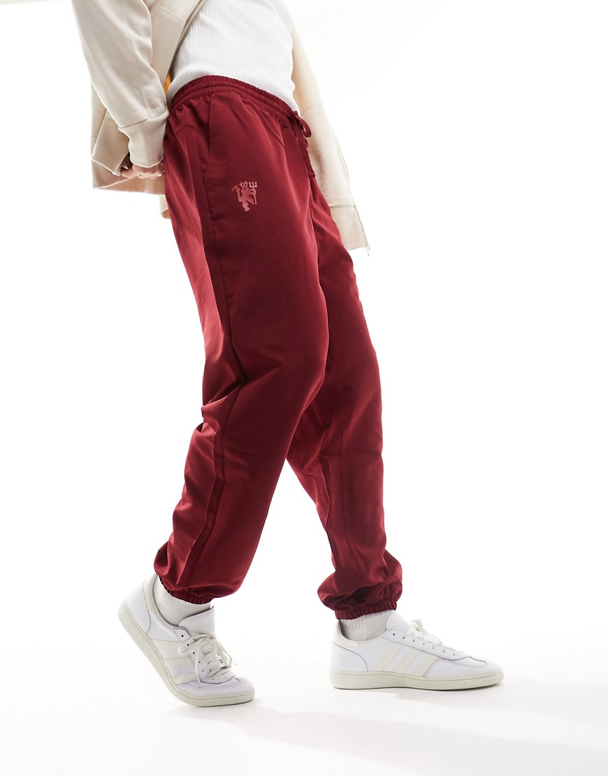 adidas Football Manchester United joggers in burgundy-Red