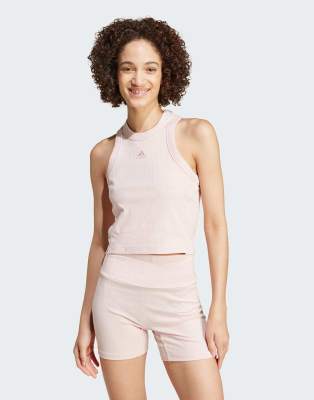 adidas - Geripptes Lounge-Tanktop in Sandrosa mit kürzerem Schnitt