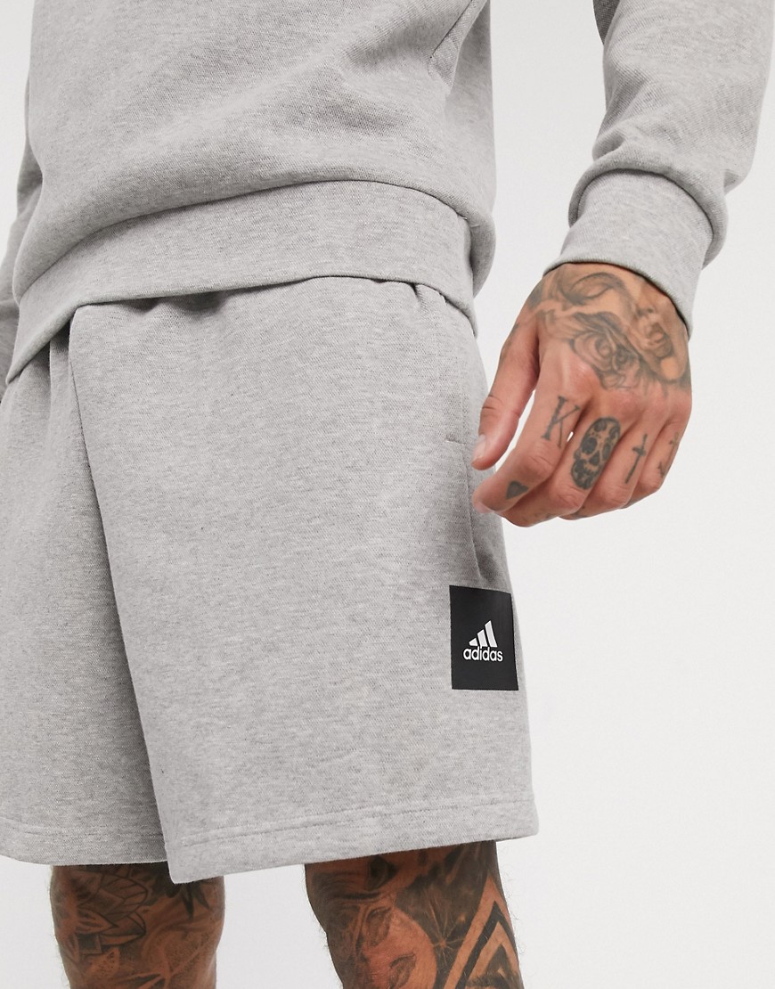 Adidas – Gråmelerade shorts med fyrkantig logga