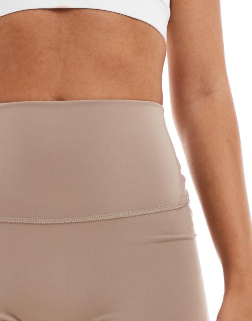 adidas - Hardlopen- All me - Vormgevende bootyshorts in krijtbruin , 4 van 5