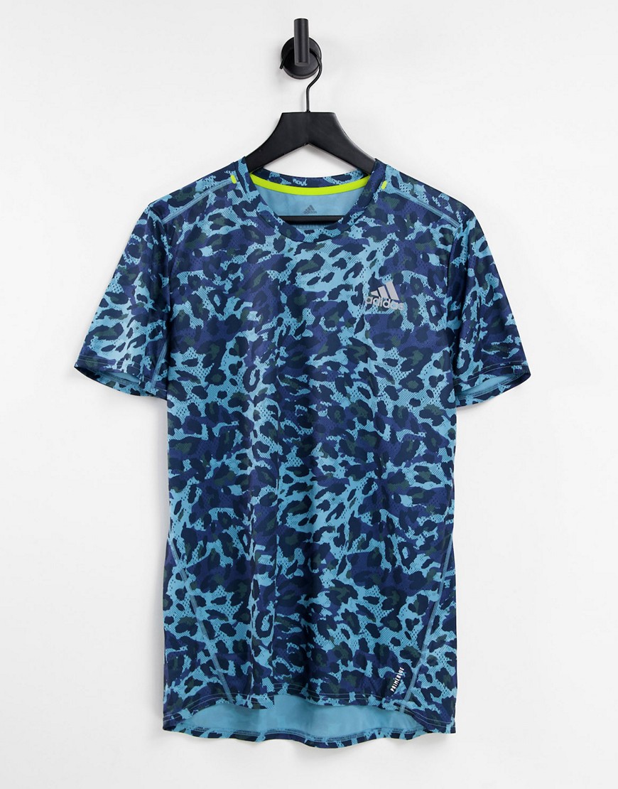 adidas - Hardlopen - T-shirt in blauwe luipaardprint