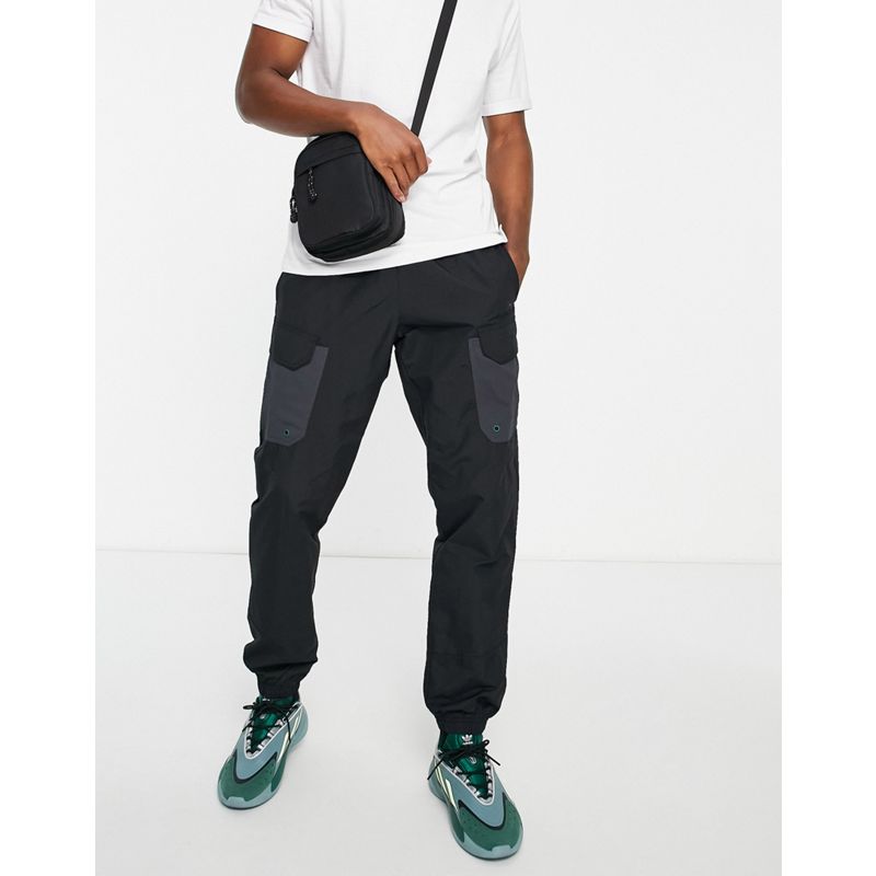 Activewear Uomo adidas - Joggers in tessuto nero con tre strisce tono su tono