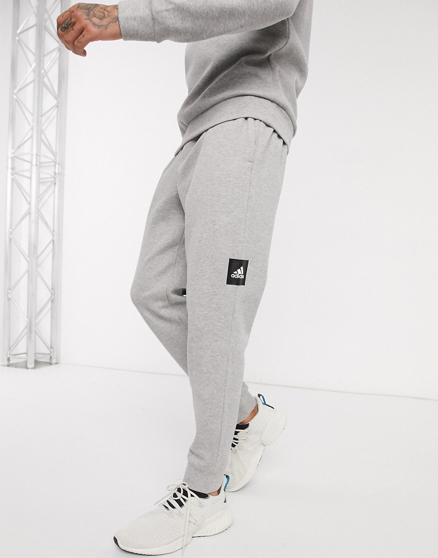 adidas - Joggers skinny grigio mélange con logo quadrato