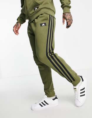 the brand with three stripes pants