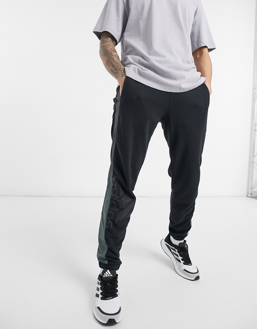adidas - Joggingbroek met ingezette vlakken en logo in multi-Zwart