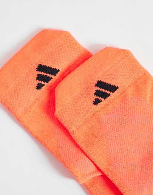adidas löparstrumpor i kvartslängd i starkt rosa, 2 av 3