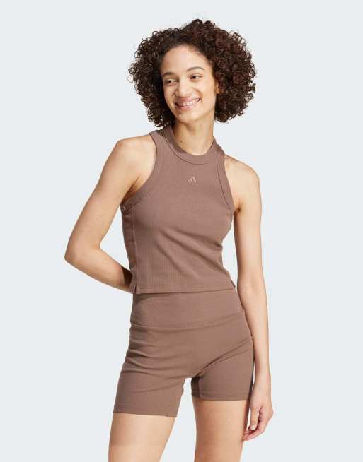 adidas – Lounge – Geripptes Cropped Tanktop in Braun