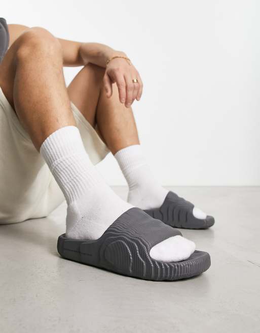 adidas Original – Adilette 22 – Mörkgrå tofflor