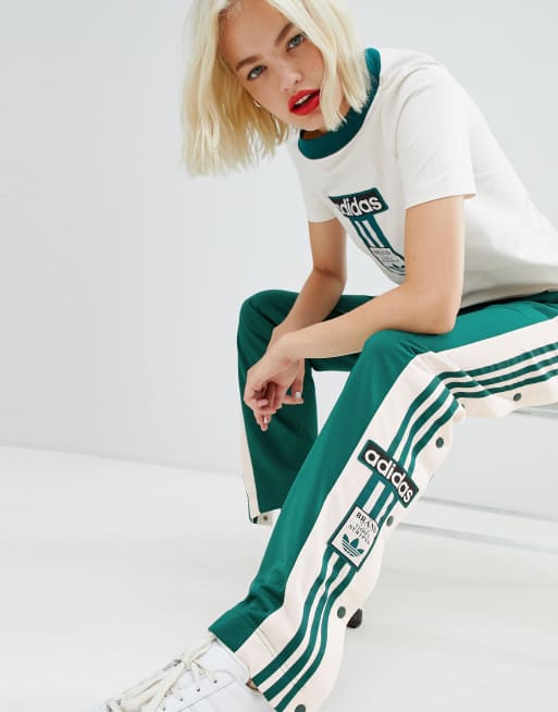 adidas - Original - Broek met drie strepen, drukknopen en vintage logo in  groen | ASOS