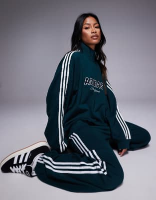 adidas レディースウェア A4/XS ライトグリーン セットアップ adidas Originals 1/4 zip sweatshirt in green with front graphic | ASOS