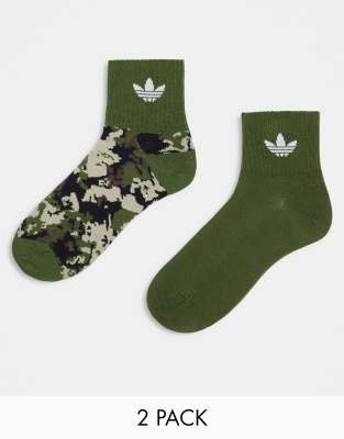 adidas Originals - 2er-Pack knöchelhohe Socken in Khaki mit Camouflagemuster-Bunt