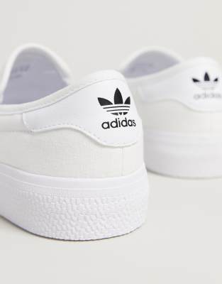 lacet blanc adidas