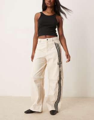 adidas Originals - adibreak - Jeans in Cremeweiß