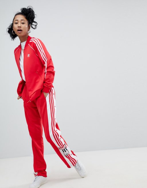 Absoluut Trein Watt adidas Originals - adicolor - Pantalon à boutons-pression et veste de  survêtement à trois bandes - Rouge | ASOS