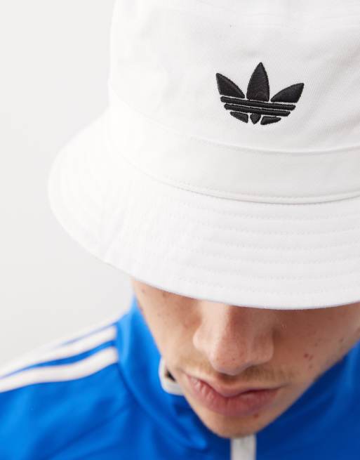 adidas Originals adicolor Anglerhut in WeiB mit Dreiblatt Logo