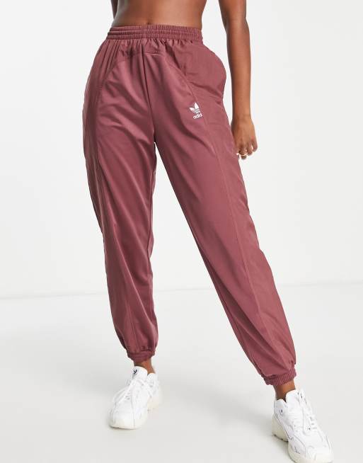 adidas Originals – adicolor – Blekröda träningsbyxor i vävt material