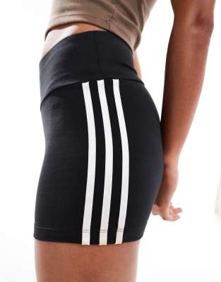 adidas Originals - Adicolor - Booty-Shorts in Schwarz mit drei Streifen