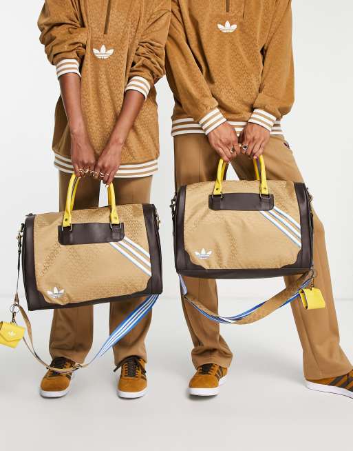 adidas Originals – adicolor – Brun duffelväska i unisex-modell med monogram i 70-talsstil