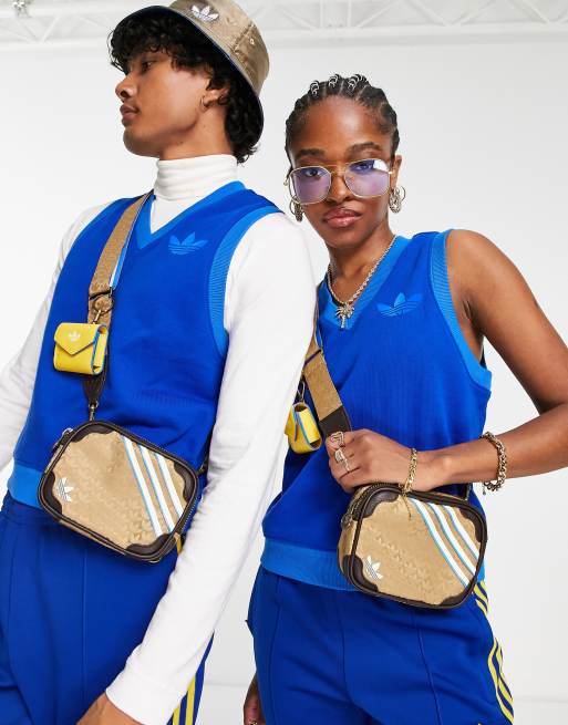 adidas Originals – adicolor – Brun liten flightväska i 70-tals unisex-modell med monogram