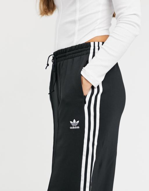 usikre Tegne klodset adidas Originals adicolor bukser med brede ben og tre striber i sort | ASOS