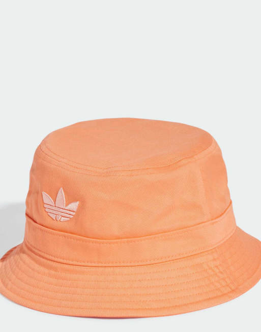 adidas Originals - Adicolor - Cappello da pescatore color semi-corallo con logo del trifoglio