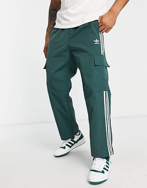 adidas Originals – adicolor – Cargo-Hose in Grün mit den drei Streifen |  ASOS