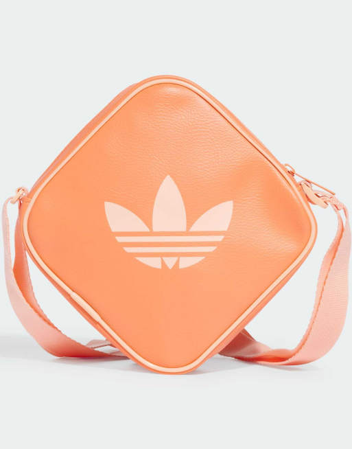 adidas Originals – Adicolor Classic – Koralowa torebka w kształcie rombu