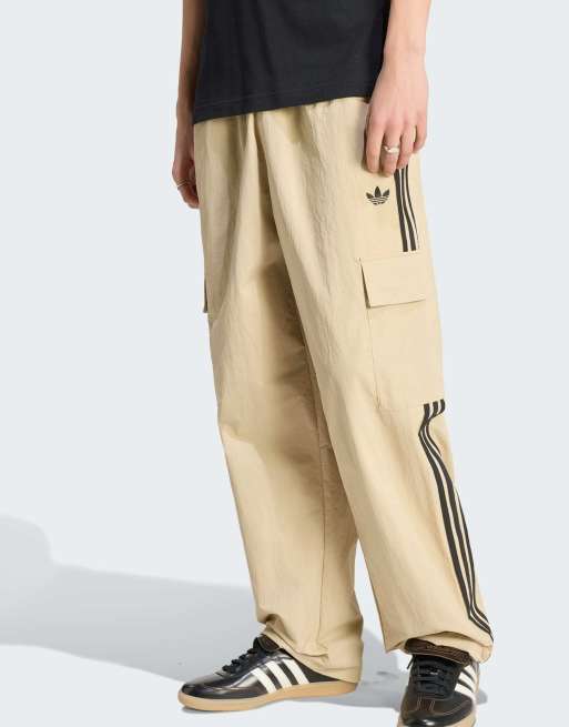 adidas Originals – Adicolor Classics – Cargohose in Stone Khaki mit 3-Streifen-Design, 1 von 4