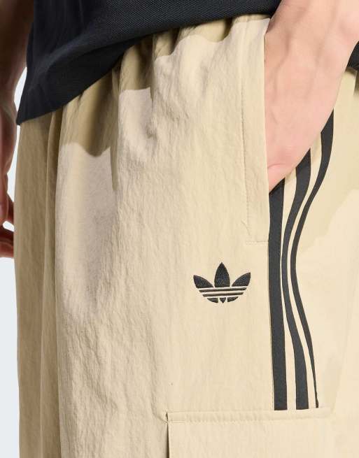 adidas Originals – Adicolor Classics – Cargohose in Stone Khaki mit 3-Streifen-Design, 4 von 4