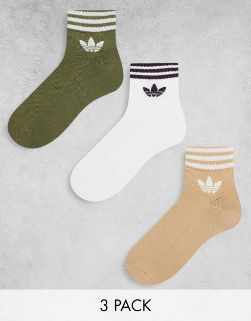 adidas Originals adicolor Confezione da 3 calzini alla caviglia beige e verdi con trifoglio