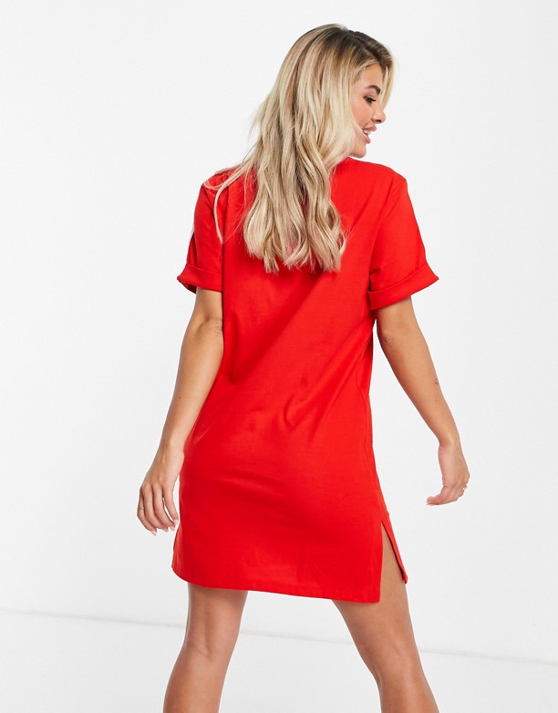  Nowy Niższy adidas Originals – adicolor – Czerwona sukienka t-shirtowa z trzema paskami Czerwony