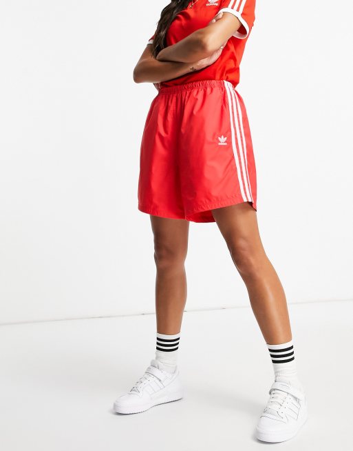 adidas Originals – adicolor – Czerwone szorty o dłuższym kroju z trzema paskami