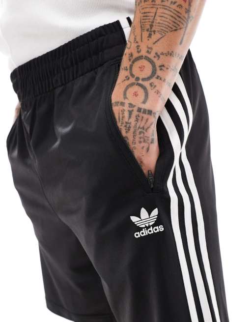 adidas Originals Adicolor Firebird Shorts in Schwarz
