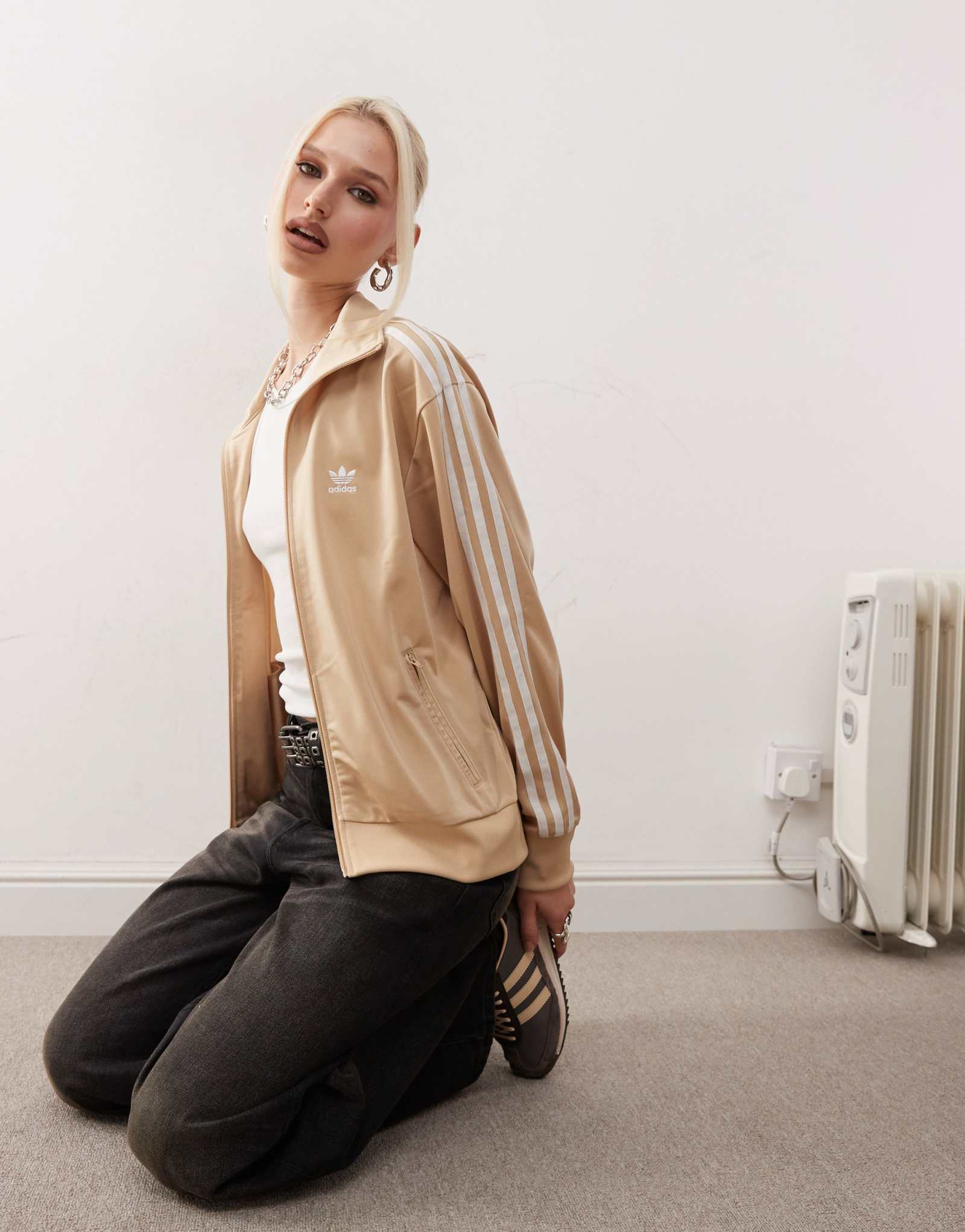спортивная куртка adidas Originals adicolor firebird бежевого цвета