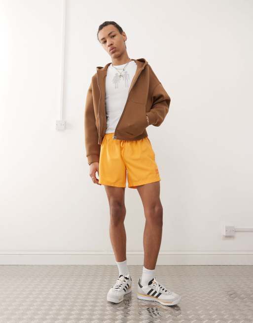 adidas Originals - Adicolor - Guldfarvede 5-tommer-badeshorts med 3 striber