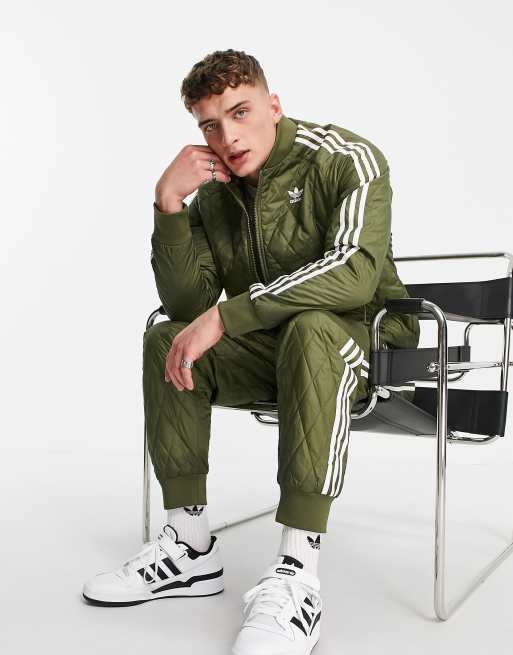 adidas Originals - adicolor - Kakifarvede vatterede træningsbukser med tre striber