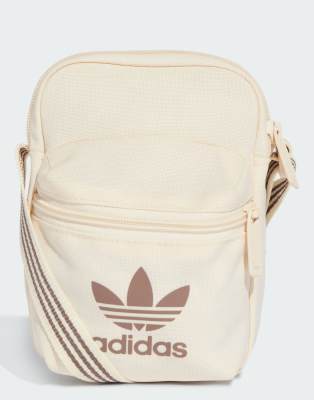 adidas Originals - Adicolor - Klassische Festival-Tasche in Wunderweiß