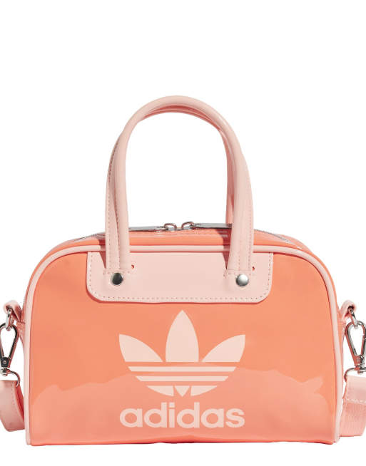 adidas Originals – Adicolor – Kleine Bowling-Tasche in Semi-Korallenrot