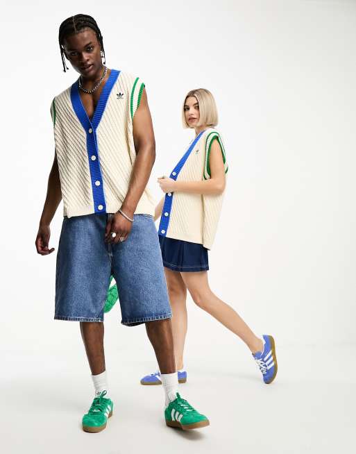 adidas Originals – adicolor – Krämvit, stickad väst i unisex-modell och 70-talsstil med knäppning