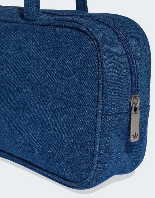 adidas Originals – Adicolor – Längliche Pilotentasche in hellem Jeansblau, 4 von 4