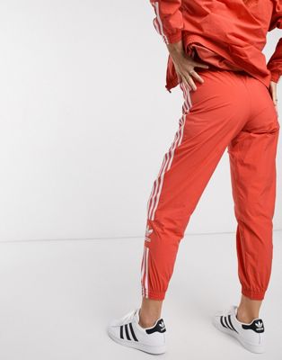 adidas Originals - Adicolor Locked Up - Pantaloni sportivi corallo | ASOS