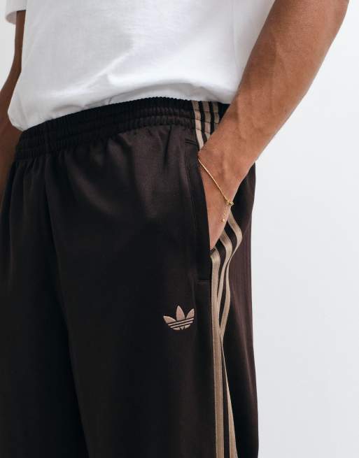 adidas Originals – Adicolor – Locker geschnittene Trainingshose in Aurora Coffee, 2 von 5