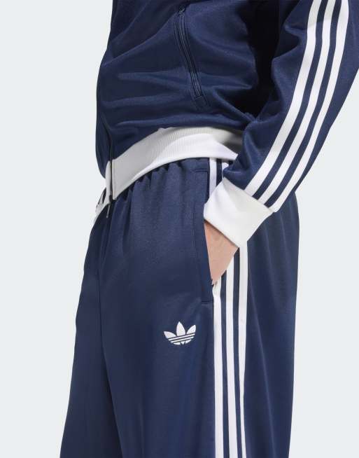 adidas Originals – Adicolor – Locker geschnittene Trainingshose in Night Indigo/Weiß, 3 von 4