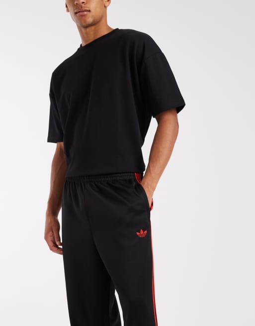 adidas Originals – Adicolor – Locker geschnittene Trainingshose in Schwarz / Knallrot, 4 von 5