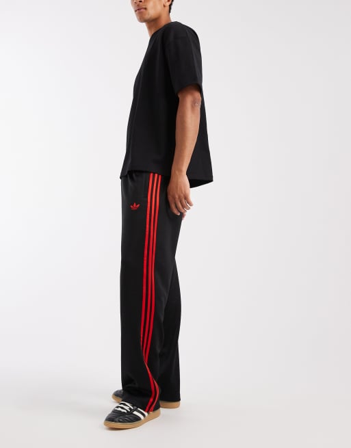 adidas Originals – Adicolor – Locker geschnittene Trainingshose in Schwarz / Knallrot, 5 von 5
