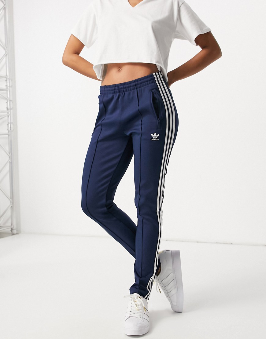 Adidas Originals – adicolor – Marinblå träningsbyxor med tre ränder och logga