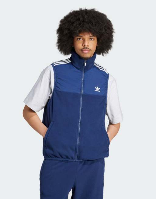 adidas Originals – Adicolor – Microfleece-Weste in Blau mit den drei Streifen