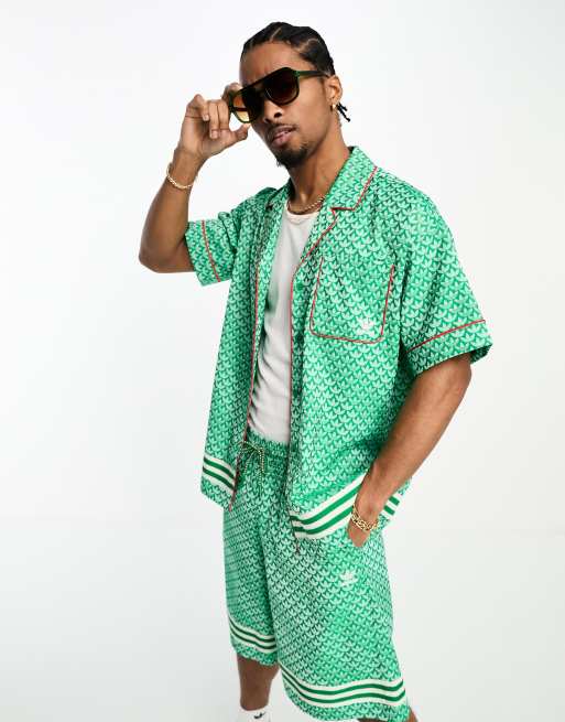 adidas Originals - adicolor - Overhemd van satijn in jaren 70-stijl met korte mouwen en monogramprint in groen