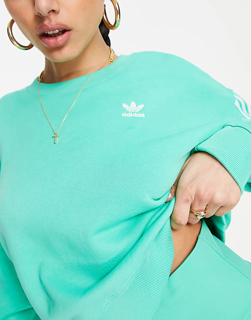 adidas Originals – adicolor – Oversize-Sweatshirt in Grün mit den 3 Streifen  | ASOS