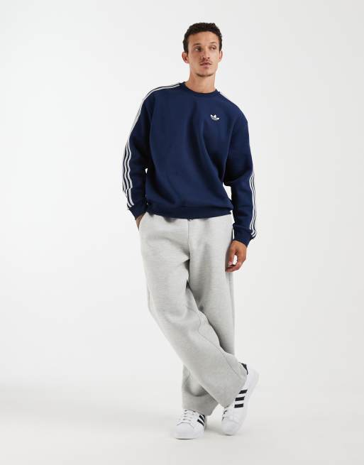 adidas Originals – Adicolor – Oversize-Sweatshirt in Night Indigo mit Rundhalsausschnitt und den 3 Streifen in Grey Two, 2 von 5